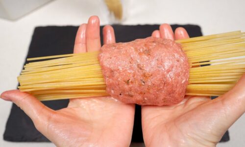 Wickeln Sie die Spaghetti in Hackfleisch und werfen Sie sie 30 Minuten lang in die Pfanne