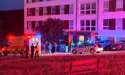 Střelba v Praze: Muž útočil sekerou a nožem, jednoho člověka zabil. Policisté tasili zbraně
