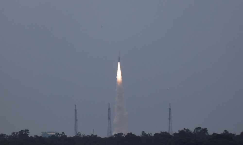 India vyslala na obežnú dráhu prvú súkromne vyvinutú raketu