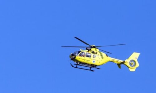 Těžká nehoda u Černého Kostelce: Srazil se osobní vůz s motorkou, zasahoval vrtulník