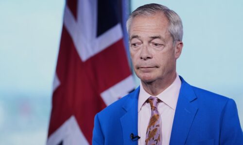 Predčasnými voľbami posúva Farage populizmus na vyššiu úroveň. Porazí svojho „odpadkového“ súpera?