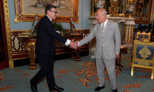 Británia má nového premiéra, kráľ Karol III. poveril Burnhama zostavením vlády
