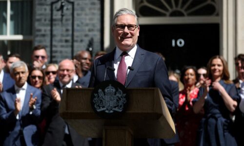 Uzatváram knihu svojho premiérstva, Británia je silnejšia ako pred dvoma rokmi, vyhlásil končiaci Starmer