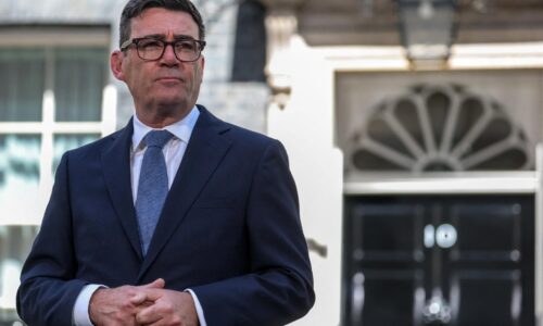 Burnham menoval prvých ministrov, rezort diplomacie povedie Miliband