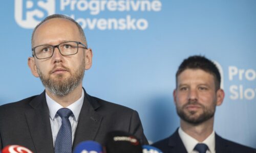 Opozícia žiada pre kybernetické útoky zvolanie bezpečnostnej rady. Premiér mlčí, kritizujú Fica progresívci