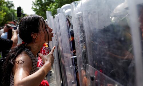 Albánska polícia zasiahla proti protestujúcim, použila slzný plyn a vodné delá