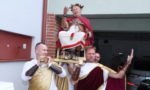 Petr Janda stylově slavil a oznámil radostnou novinku. Po dědovi nebude, smál se