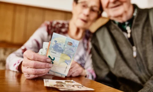 Dôchodcovia si prilepšia: Minimálna penzia stúpne na 428 eur. Kto odpracoval viac, dostane ešte viac