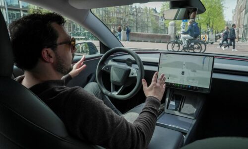 Francúzsko odmieta zavedenie autonómneho riadenia Tesly v Európskej únii, upozorňuje na riziká