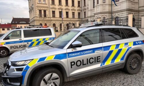 Hrozba bombou v Plzni: Policie zasahuje v kancelářské budově kvůli anonymu