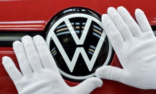 Volkswagen zápasí s problémami, zisk mu klesol takmer o tretinu
