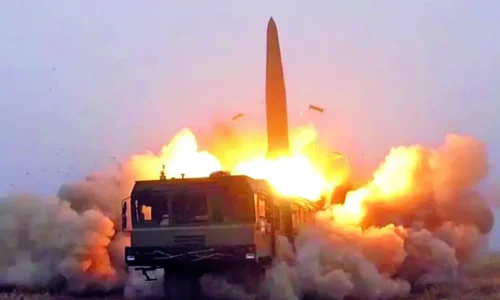 Nový raketový útok na Kyjev. Rusi odrezávajú ukrajinské formácie v charkovskej oblasti 