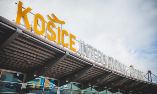 Bezprecedentný incident na košickom letisku. Muž sa mal cez nezamknuté dvere dostať do lietadla