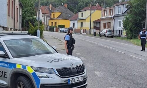 Děsivý nález u dětského hřiště v Nové Pace: Kolemjdoucí objevili tělo muže