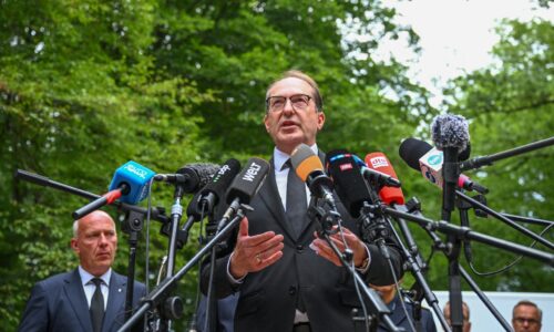 Útok v Berlíne bol zrejme islamistický terorizmus, vraví minister vnútra Dobrindt. Podozrivý je na úteku