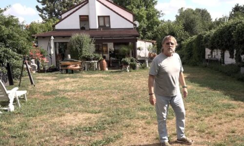 Bydlení zpěváka Dalibora Jandy. Rodinný dům s dechberoucí zahradou, na níž pěstuje i melouny