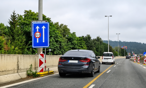 Správně by sem nesměla ani Octavia. Řidiči se ve zúžení často dopouštějí přestupku