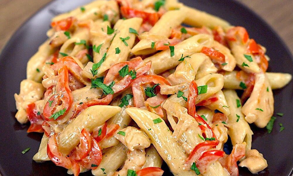 Cremige Pasta mit Hähnchenbrust und Paprika. Leckeres Abendessen in 15 Minuten!