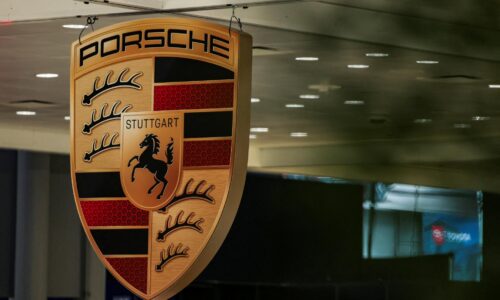 Porsche hlási nárast prevádzkového zisku, úsporným opatreniam sa však nevyhne. Počet zamestnancov sa zníži