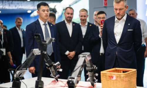 Pellegrini navštívil v Pekingu aj technologické centrum, zaujali ho najmä roboty používané v zdravotníctve