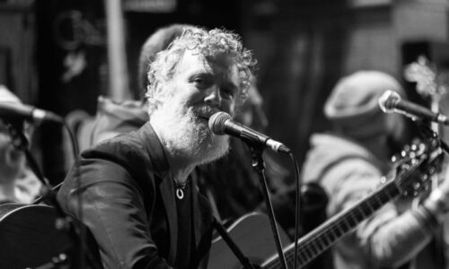 Zemřel Glen Hansard, s Irglovou získal Oscara za hit Falling Slowly. Měl nehodu