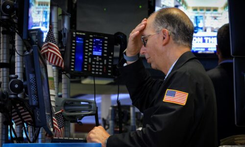 Akcie v USA pred rozhodnutím Fedu klesajú, Dow Jones padol o 900 bodov
