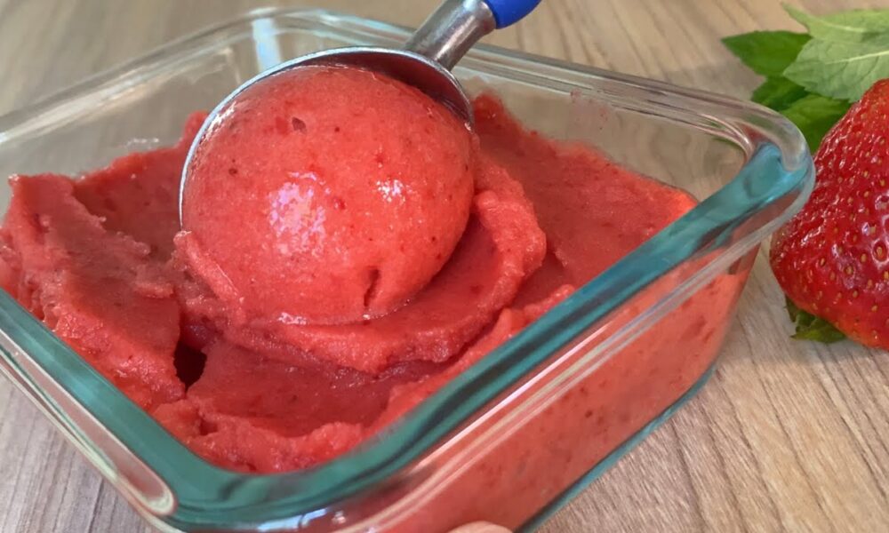 Erdbeer Freude-ein Dessert aus drei Zutaten in 1 Minute Garzeit.