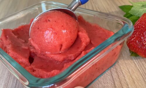 Erdbeer Freude-ein Dessert aus drei Zutaten in 1 Minute Garzeit.