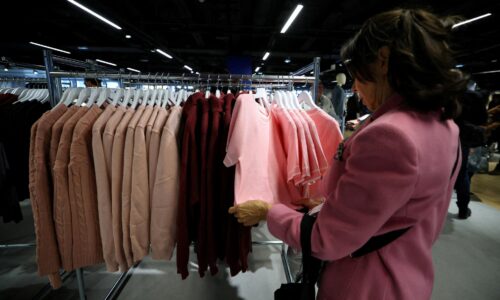 Zákaz ničenia nepredaného oblečenia naráža na problém, upozorňuje odborník. Európe chýbajú recyklačné kapacity
