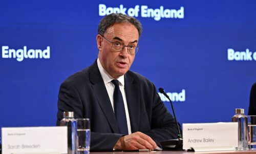 Britská centrálna banka ponechala sadzby bez zmeny, pribudli však hlasy za ich zvýšenie