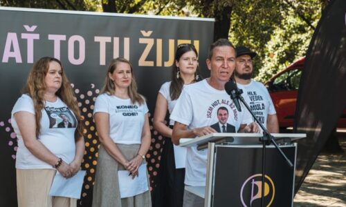 Vedro nás sejmulo jako Turek sanitku, vtipkovali Piráti. Varovali před uškvařením Prahy