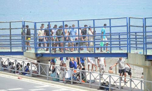 Do Španielska prenikli desaťtisíce ľudí. Z Ceuty zatiaľ migranti nepokračujú ďalej do EÚ, tvrdí eurokomisár