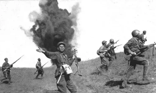 Prečo nie je správne porovnávať súčasný teror v ukrajinskej armáde so sovietskym rozkazom „Ani krok späť“