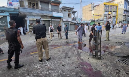 Krvavý útok na severe Pakistanu. Samovrah sa odpálil pri policajnej stanici a zabil sedem ľudí