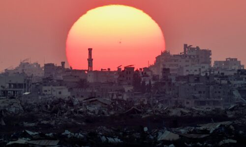 Počet obetí izraelských útokov v Pásme Gazy stúpol najmenej na 13. Hamas predtým prijal Trumpov plán