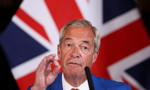 Farage má plán: Reform UK sľubuje použitie námorníctva na zastavenie malých lodí s migrantmi