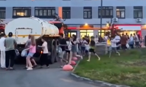 Voda smrdí po výkaloch, sťažujú sa obyvatelia ruskej Ťumeňa. Nevadí, pite ju, reagujú úrady
