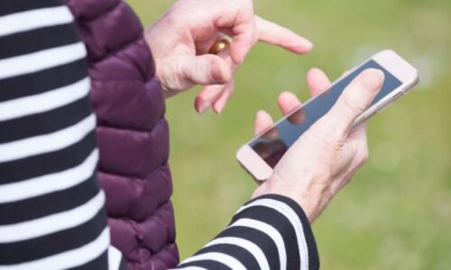 Zákaz mobilů ve školách naráží u opozice. Vědecká data jasný přínos neukazují