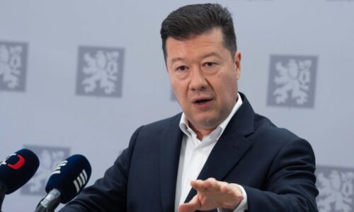 Cizinec natáčející šílenou jízdu na D1 přišel o řidičák. Okamuru nazval „šikmookým kohoutem“