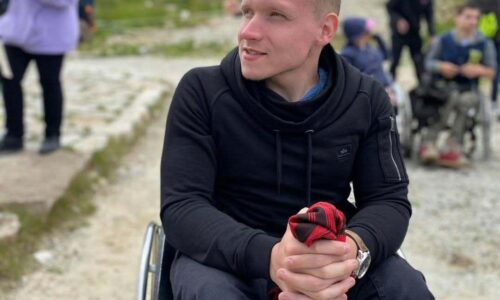Exposlanec sa chytil do pasce, písal si s 13-ročným dievčaťom. Lovec predátorov si ho overil cez tri profily