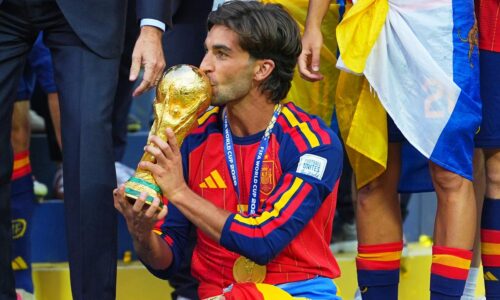 Nadšenie po finále MS vo futbale vyprchalo. Barcelona sa chce zbaviť hrdinu Španielska