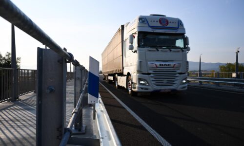 Slovensku naďalej chýbajú vodiči autobusov aj kamiónov, firmy lákajú na tisícové bonusy