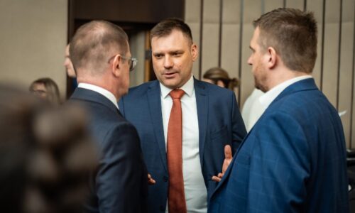 Fico nechal dvoch kohútov na jednom ministerstve
