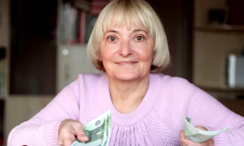 Poberajú invalidný dôchodok a zarábajú vyše 1 600 eur mesačne. Štát im chce siahnuť na dávky