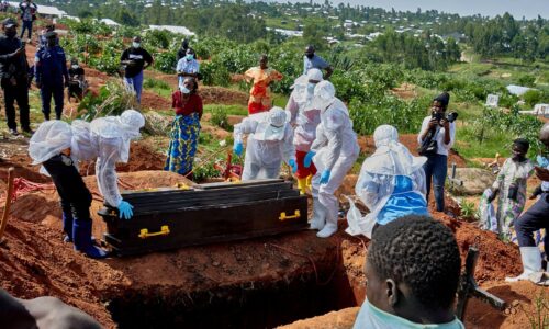 Smrtiaca ebola sa v Afrike šíri nevídaným tempom. V Kongu hrozia mutácie choroby, zdravotníci rozšíria zásah