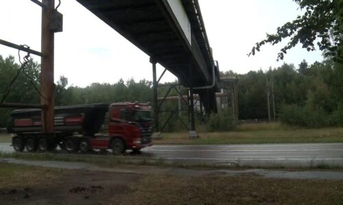 Útočník hází na projíždějící auta kameny. Policie na Pardubicku ho nemůže začít hledat