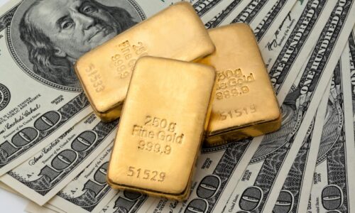 Cena zlata prudko rastie. Prekvapivé dáta z USA ju vytiahli takmer na 4350 dolárov za uncu