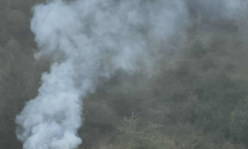 Nočný požiar pri Brezne zasiahol desať stavieb, intoxikovala sa jedna osoba