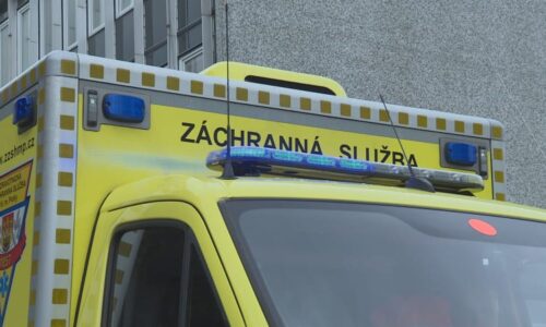 Kolaps a fatální náraz do domu. Při nehodě na Ryhnovsku zemřel řidič osobního auta