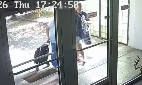 Auto v Praze srazilo 85letou seniorku, vystoupila žena a odvedla ji domů. Policie ji hledá